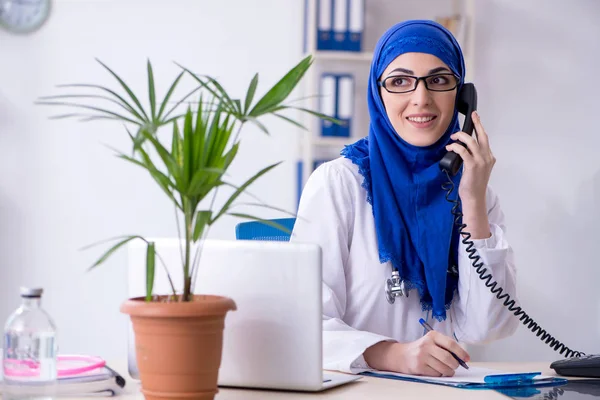 Arabische vrouwelijke arts werkzaam in de kliniek — Stockfoto