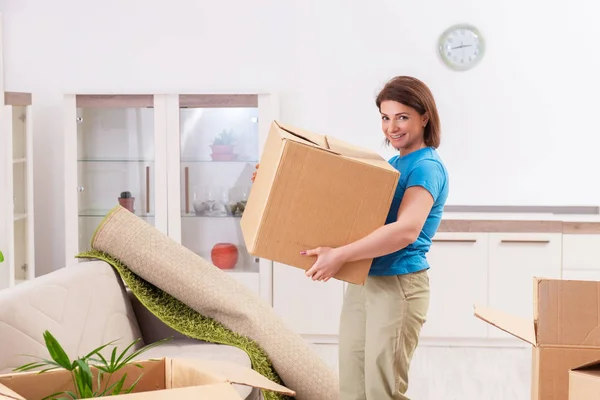 Frau mittleren Alters zieht in neue Wohnung — Stockfoto