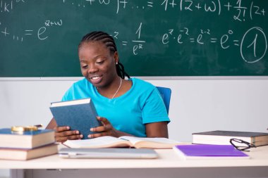 Kara tahta önünde siyah kız öğrenci