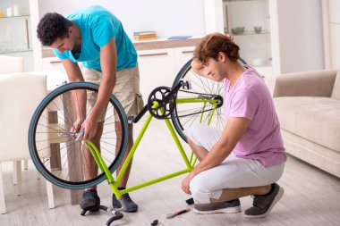 Kırık bisikletini tamir eden adam.