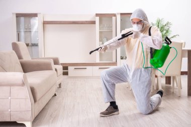 Evde çalışan haşere kontrol müteahhidi.