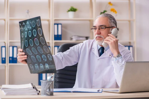 Åldrad manlig läkare radiolog på kliniken — Stockfoto
