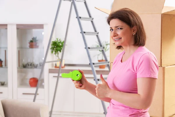 Middelbare leeftijd vrouw verhuizen naar nieuwe flat — Stockfoto