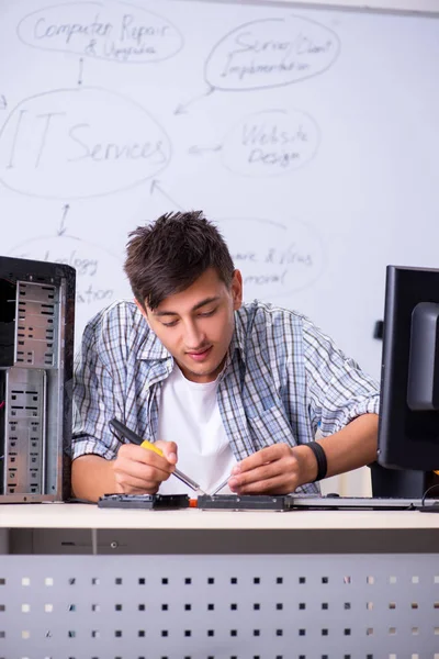 Joven especialista delante de la pizarra — Foto de Stock