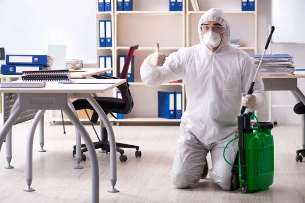 Contratante profissional fazendo controle de pragas no escritório — Fotografia de Stock