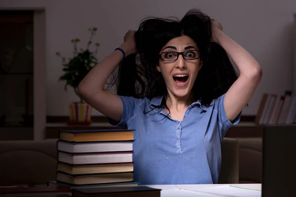 Joven estudiante preparándose para los exámenes por la noche —  Fotos de Stock