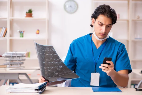 Un joven médico radiólogo guapo que trabaja en la clínica — Foto de Stock