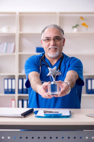 Bianco barbuto vecchio medico che lavora in clinica — Foto Stock