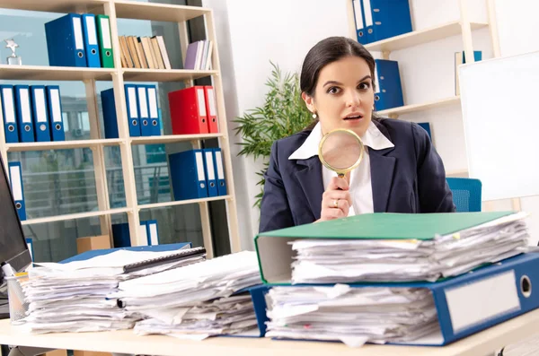 Kvinnlig anställd med för mycket arbete på kontoret — Stockfoto