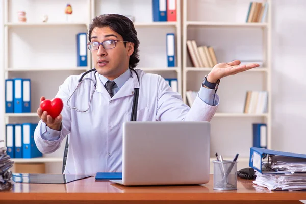 Jovem médico bonito que trabalha na clínica — Fotografia de Stock