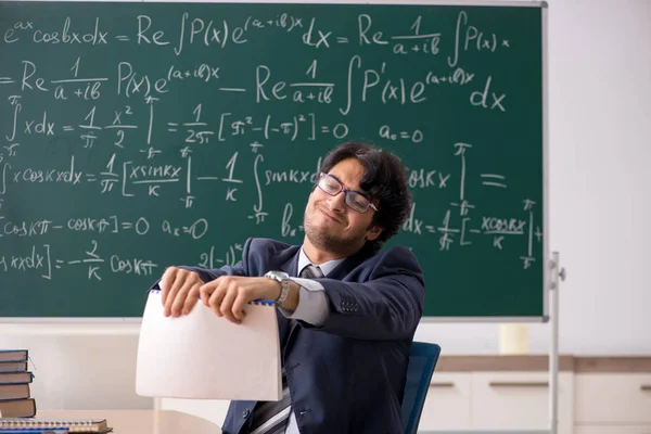 Учитель математики в классе — стоковое фото