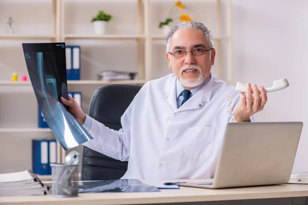 Åldrad manlig läkare radiolog på kliniken — Stockfoto