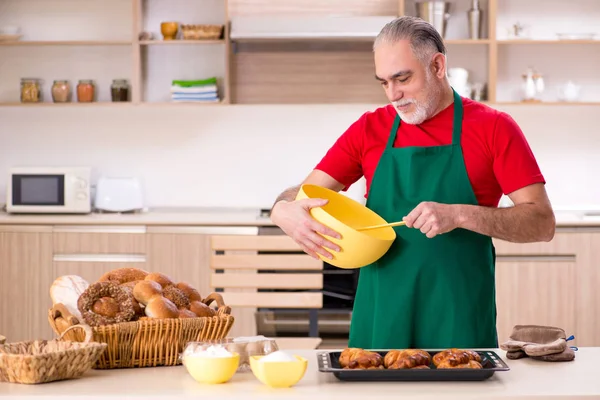 Gamla manliga bagare arbetar i köket — Stockfoto