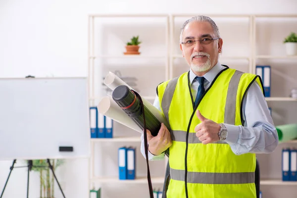 Ingeniero de construcción de edad trabajando en la oficina — Foto de Stock