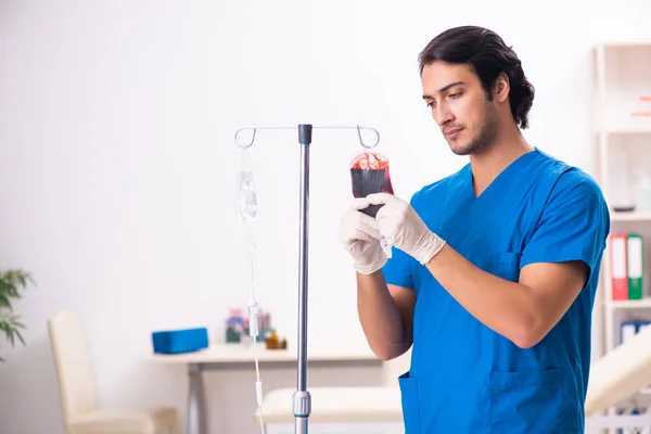 Giovane medico maschio nel concetto di trasfusione di sangue — Foto Stock