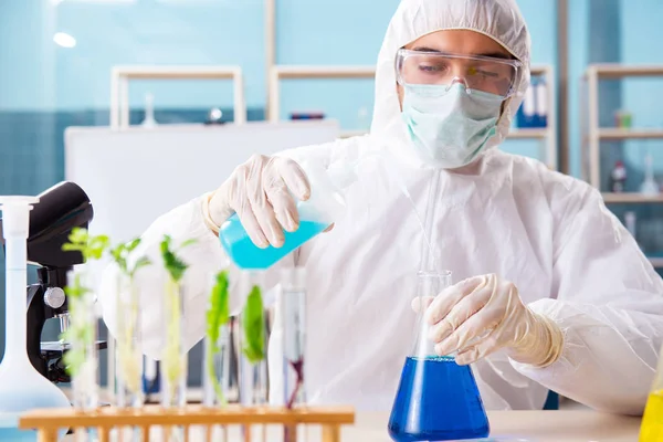 Hombre biotecnológico científico químico que trabaja en el laboratorio —  Fotos de Stock