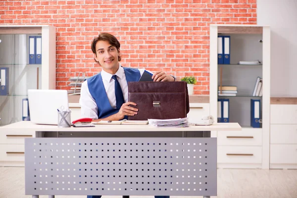 Jovem e bonito empregado que trabalha no escritório — Fotografia de Stock