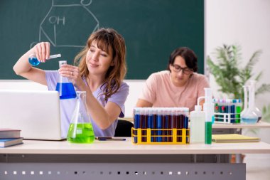 İki kimyagerler Öğrenciler sınıfta