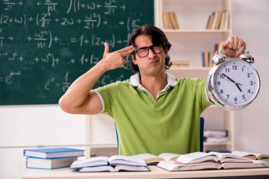 Kara tahta formüllerle önünde yakışıklı öğrenci