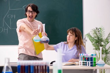 İki kimyagerler Öğrenciler sınıfta