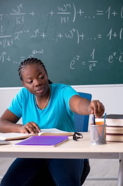 Kara tahta önünde siyah kız öğrenci
