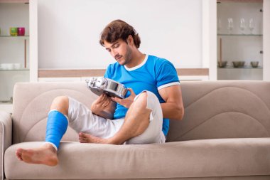 Koltukta genç adam bacağı yaralı