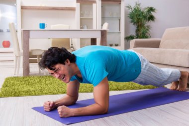 Yakışıklı delikanlı sabah egzersizleri yapıyor