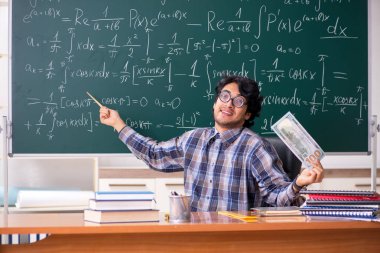 Komik erkek matematik öğretmeni sınıfta