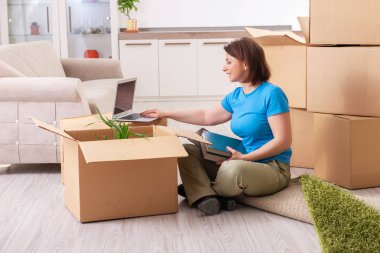 Yeni daire için hareketli orta yaşlı bir kadın