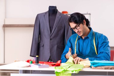 Atölyede çalışan genç bir terzi.