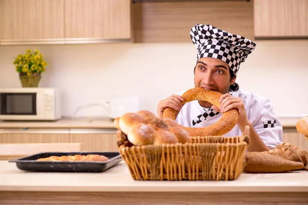 Joven panadero trabajando en la cocina —  Fotos de Stock