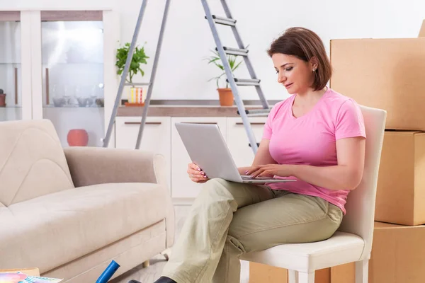 Middelbare leeftijd vrouw met laptop in het huisverbetering concept — Stockfoto