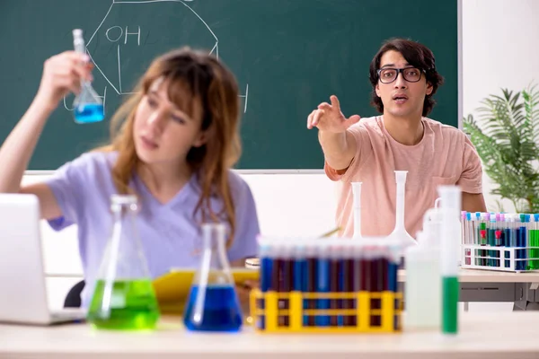 Dois estudantes de química em sala de aula — Fotografia de Stock