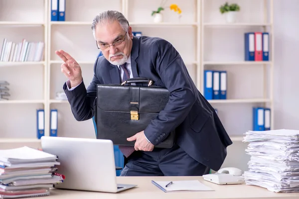 Weiße bärtige alte Geschäftsmann Mitarbeiter unglücklich mit exzessiven — Stockfoto