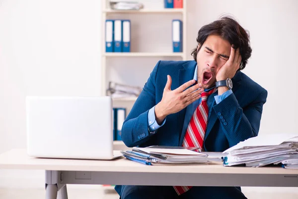 Jovem empresário bonito sentado no escritório — Fotografia de Stock