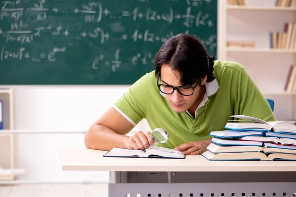 Estudante bonito na frente de quadro-negro com fórmulas — Fotografia de Stock