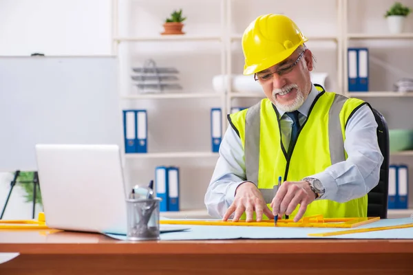 Leeftijd bouw ingenieur werken op kantoor — Stockfoto