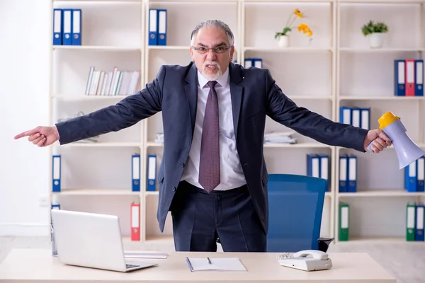 Weiße bärtige alte Geschäftsmann Mitarbeiter unglücklich mit exzessiven — Stockfoto