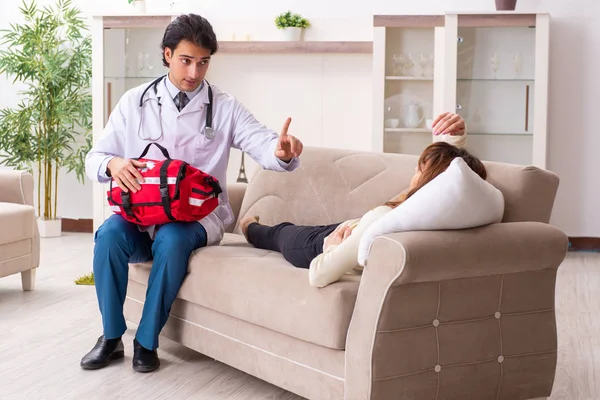 Junge hübsche Ärztin besucht Patientin zu Hause — Stockfoto