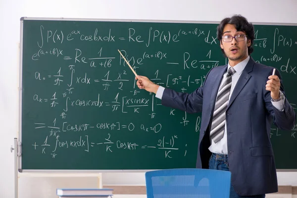 Joven profesor de matemáticas en el aula — Foto de Stock