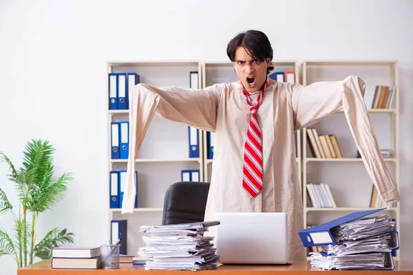 Verrückter junger Mann in Zwangsjacke im Büro — Stockfoto