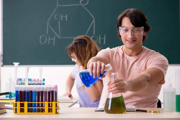 İki kimyagerler Öğrenciler sınıfta — Stok fotoğraf