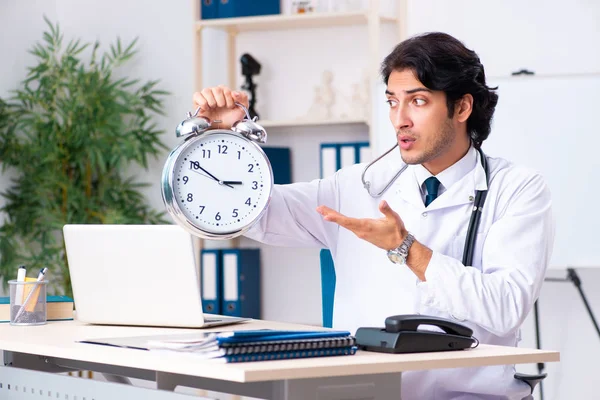 Junger hübscher Arzt arbeitet in Klinik — Stockfoto