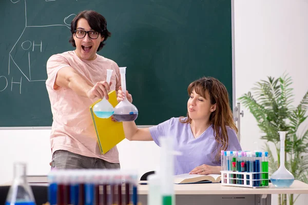 İki kimyagerler Öğrenciler sınıfta