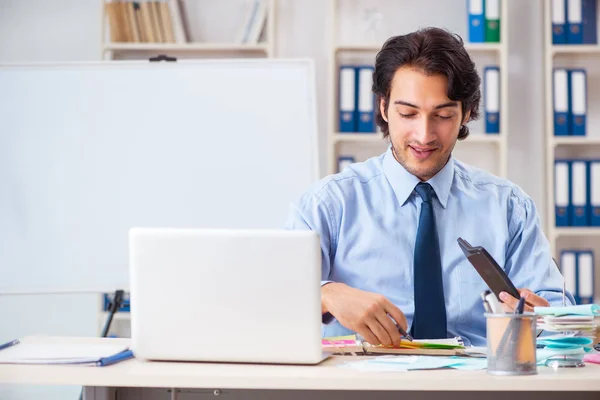 Joven hombre de negocios guapo en concepto de planificación presupuestaria — Foto de Stock