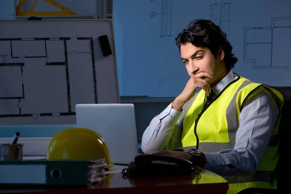 Joven arquitecto de la construcción trabajando en el proyecto por la noche —  Fotos de Stock