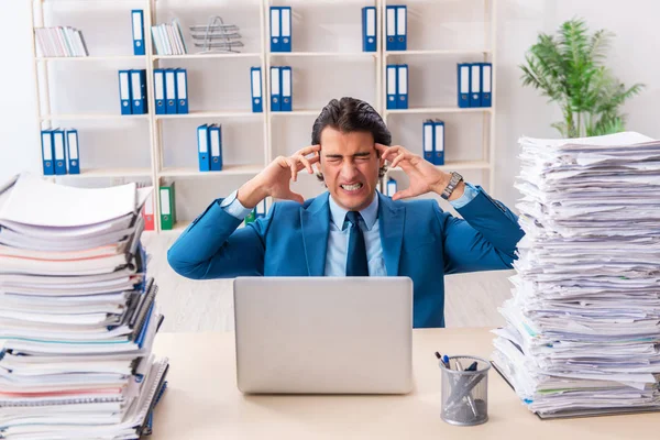 Jovem empresário bonito infeliz com trabalho excessivo — Fotografia de Stock