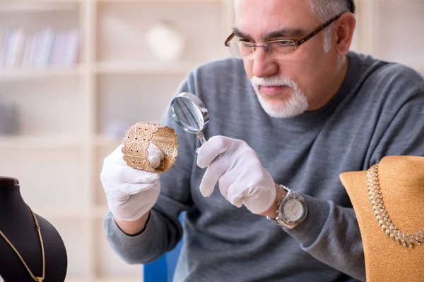 Bianco barbuto vecchio gioielliere in officina — Foto Stock