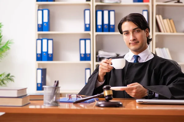 Junge hübsche Richterin arbeitet vor Gericht — Stockfoto