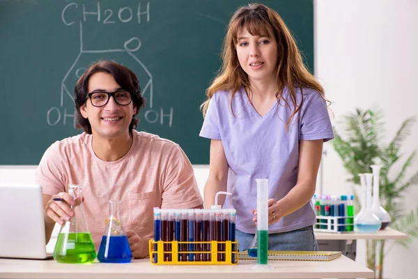 İki kimyagerler Öğrenciler sınıfta